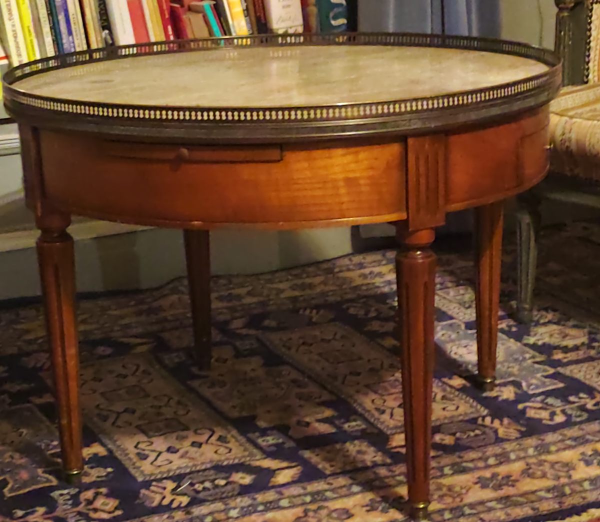 Table bouillotte en merisier, dessus de marbre et galerie de laiton